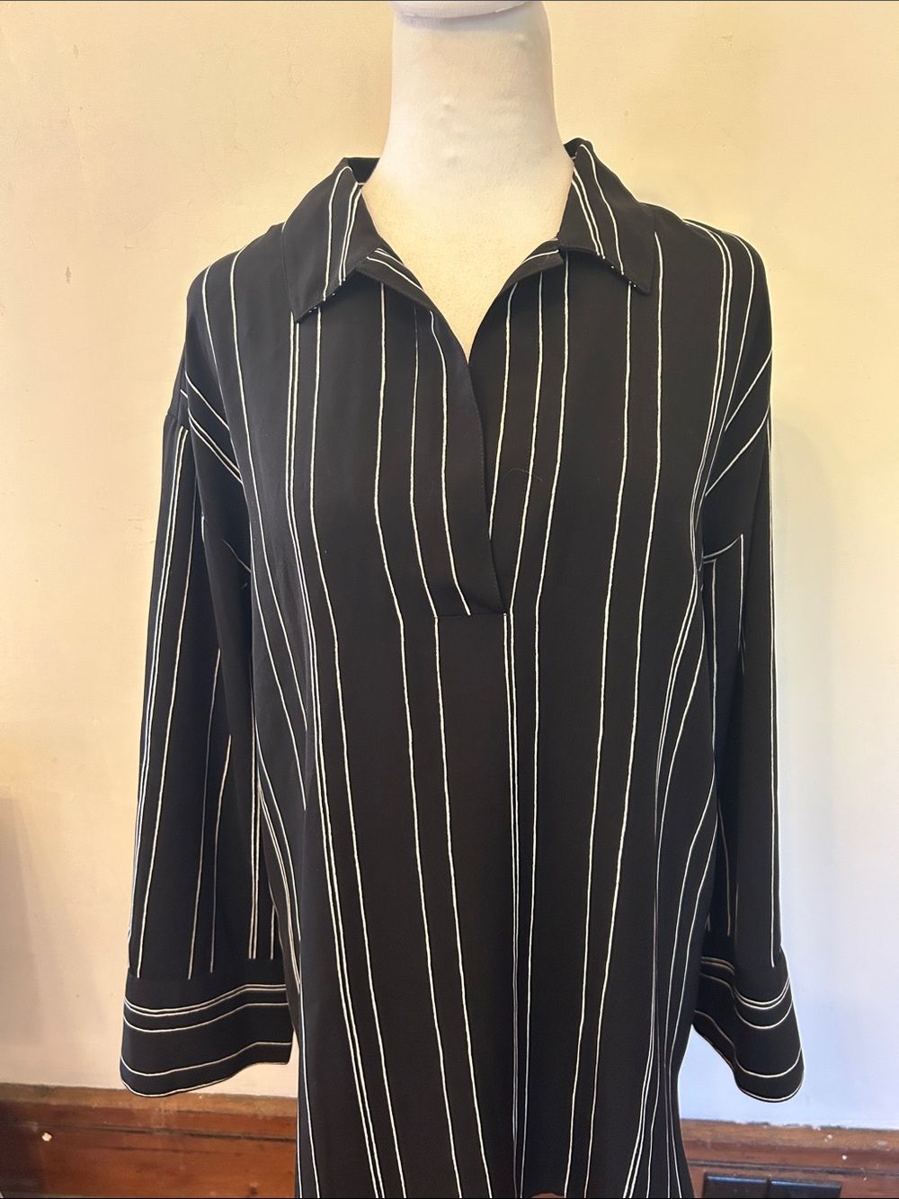 Ann Taylor Factory Black white Stripe V-Neck Collared blouse Size M EUC